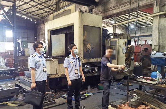 “來路不明”的設備也敢用？大良查封7臺起重機械