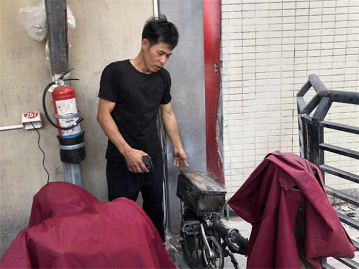 大良五沙一電動車自燃，他沖過去滅火