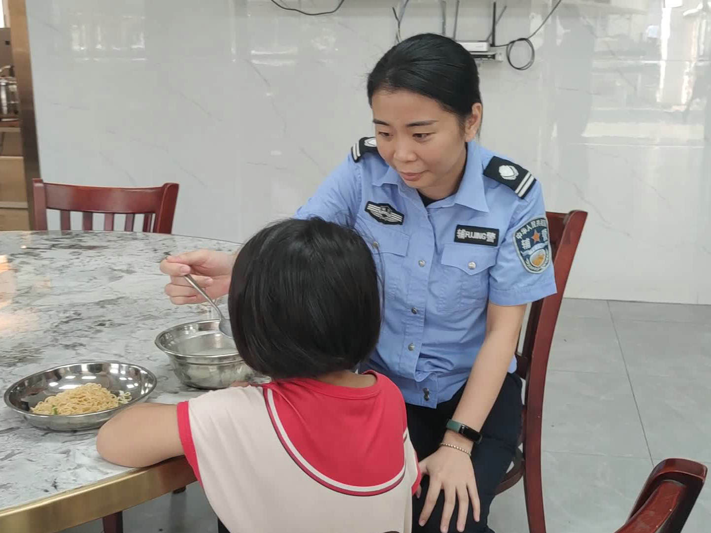 暖！約4歲女童走失，警民接力送回家