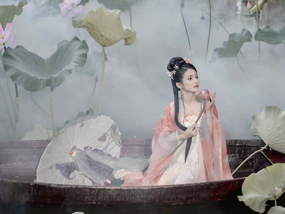 荷花柔美，美人優(yōu)雅