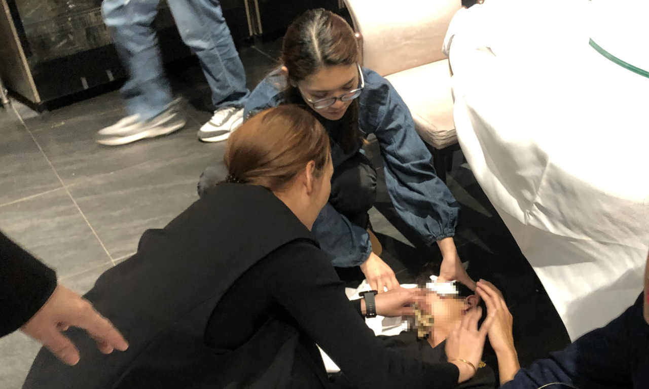 突發！男子暈倒，伍醫白衣天使挺身而出