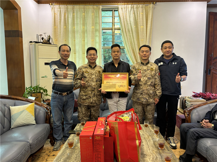 龍江開展“喜報送家門”活動，為“四有”優(yōu)秀士兵點贊！