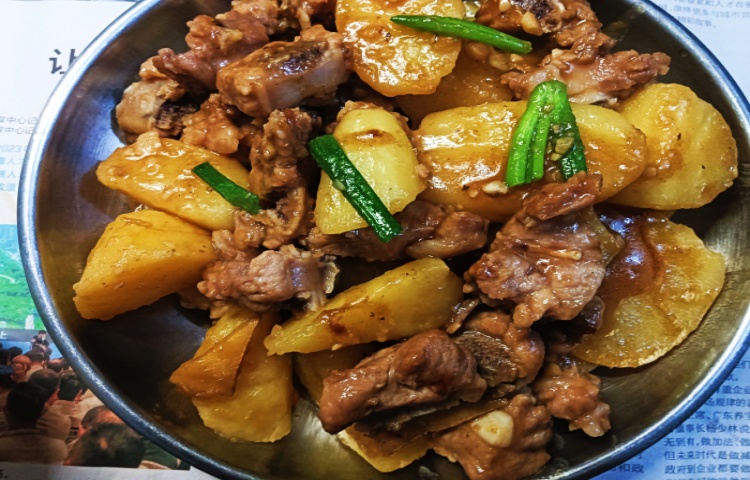 香噴噴的土豆燉排骨，堪稱米飯“殺手”