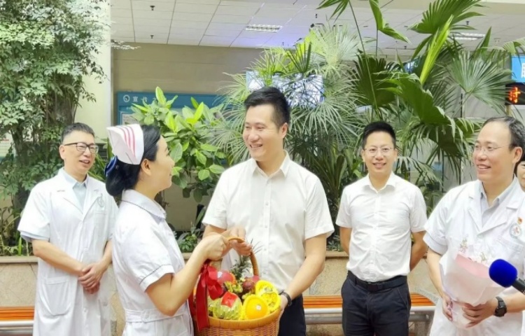 龍江鎮(zhèn)委鎮(zhèn)政府慰問健共體護(hù)士