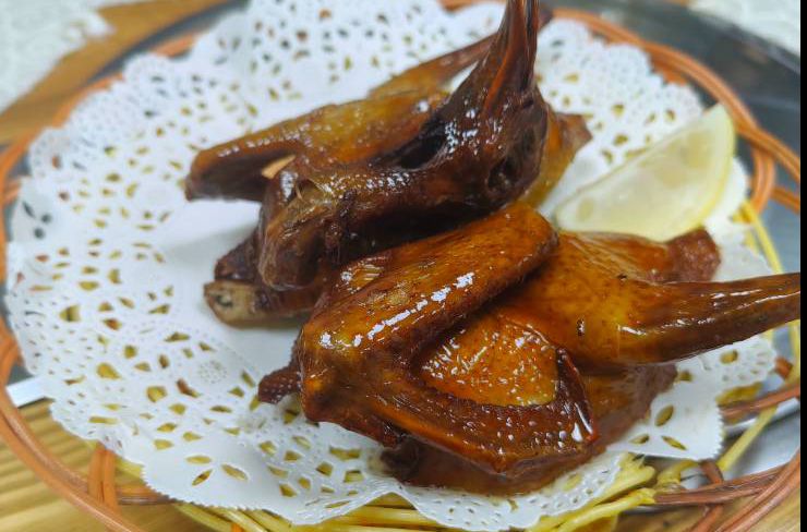 紅燒乳鴿，一道不容錯過的佳肴！