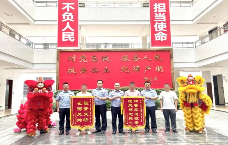 發生了什么，男子竟攜舞獅為民警送來錦旗？