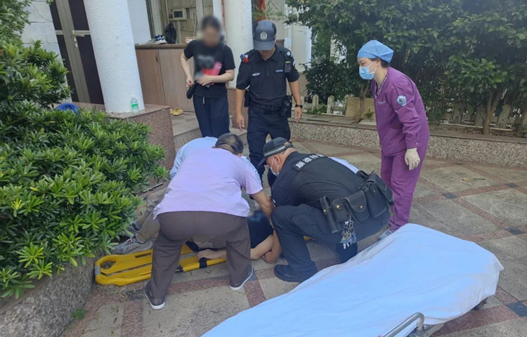 男子天臺(tái)收衫不慎跌落，順德警察出手了！