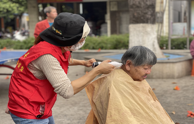 “義剪傾心”！陳村莊頭小剪刀服務(wù)大民生