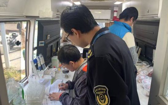   “食刻”守護！容桂市監(jiān)護航馬拉松賽事期間食品安全