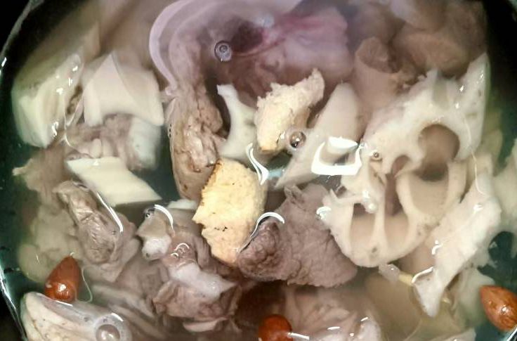 秋冬養(yǎng)生湯品推薦：蓮藕豬手湯