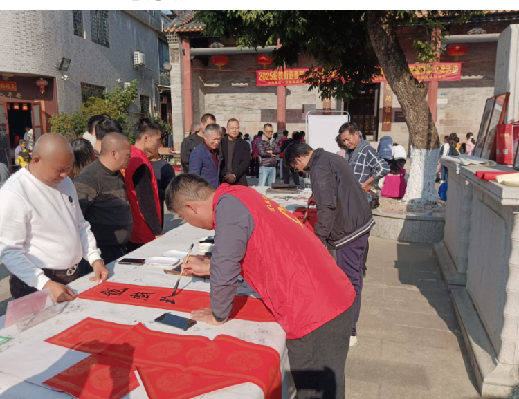揮毫潑墨，倫教退役軍人為街坊送“福氣”