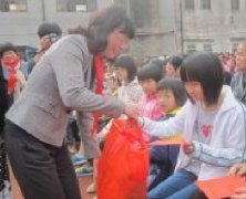 <b>社會組織搭臺，企業(yè)一起傳遞冬日溫暖</b>
