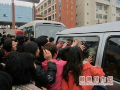 陳村送兵腰鼓隊：為了送兵，受些凍也開心