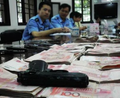 民宅藏賭窩68人涉案，奶孩子的娘抱著嬰兒參賭