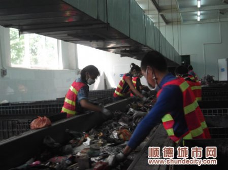 走進垃圾處理廠差點臭暈 市民要學會分類！
