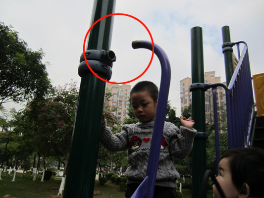 大良：欄桿破損，玩耍的小孩差點摔了