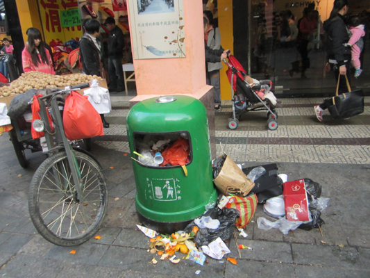 假期帶旺街邊小販，城市環境有些傷