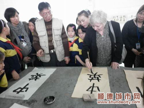 英國校長很緊張地書寫出“中英”