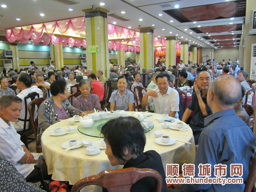 2000老人共敘 升平敬老成榜樣了