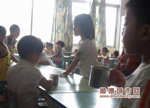給孩子喝臟牛奶？幼兒園老師怒曝“家丑”
