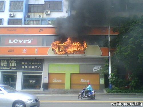店招著火爆炸無人傷亡　網友微博直播
