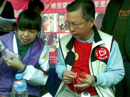 常務副區長義工記：一支特別的絲網花