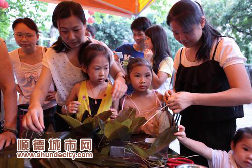 清暉園“放粽”1300個　3小時內搶光光