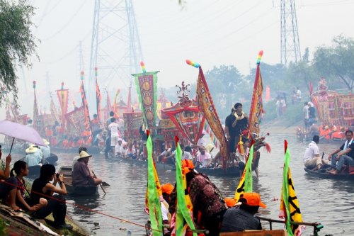 至少有三地精彩，容桂龍舟賽的火熱