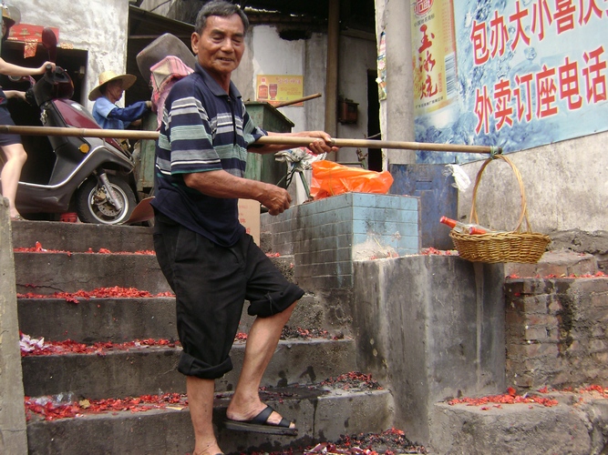 熱情的市民放鞭炮迎龍送酒“飲”龍
