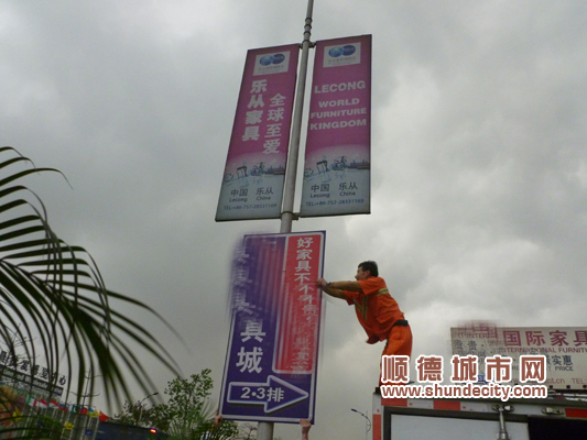 冒雨尋跡一路拆，巨型廣告牌連根拔除