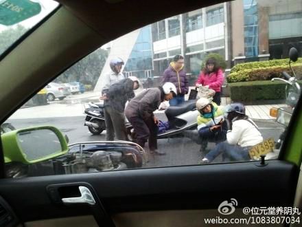 天雨路滑，開車小心！