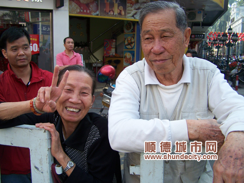 一個核心：社會體制綜合改革為核實現“雙轉型”