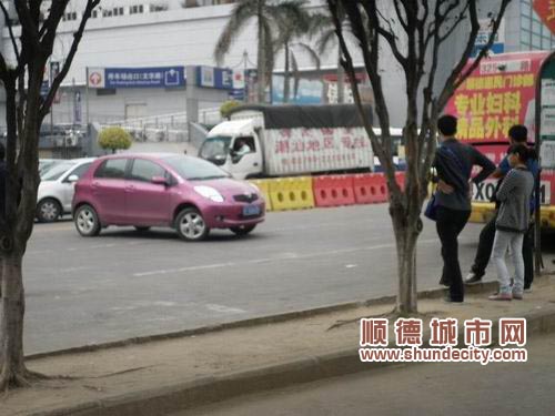 司機“見縫插針” 隔離帶附近何時不亂？