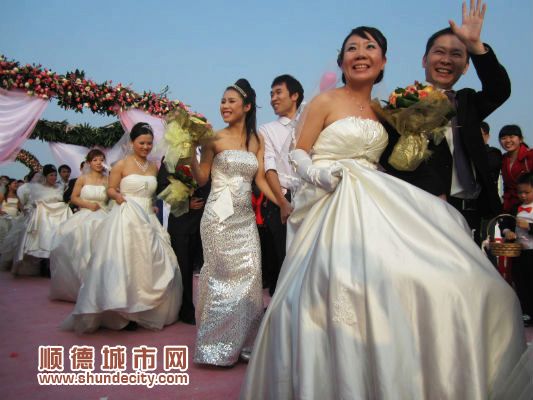 60對新人澆灌“雙思樹”，一起見證我們愛情