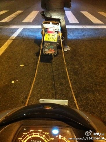 凌晨拖車翻北滘