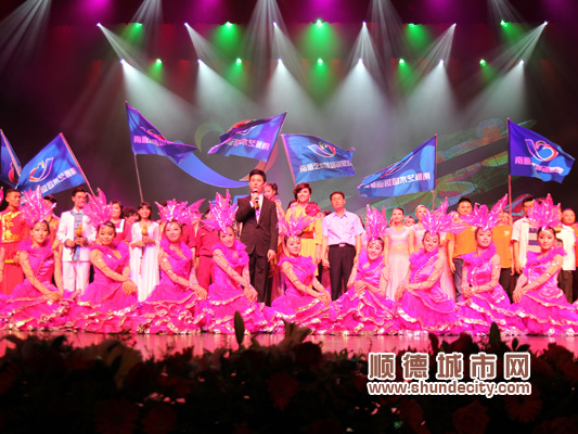 南雁舞翩翩，異地務(wù)工人員昨夜輝映演藝中心