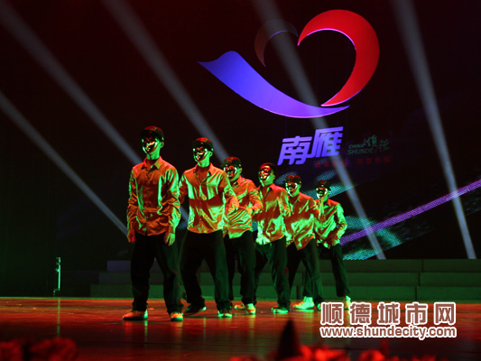 第一次上這么大的臺(tái)表演，心狂亂但更激動(dòng)