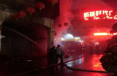 步行街身陷“火海”，6家商鋪連環燒