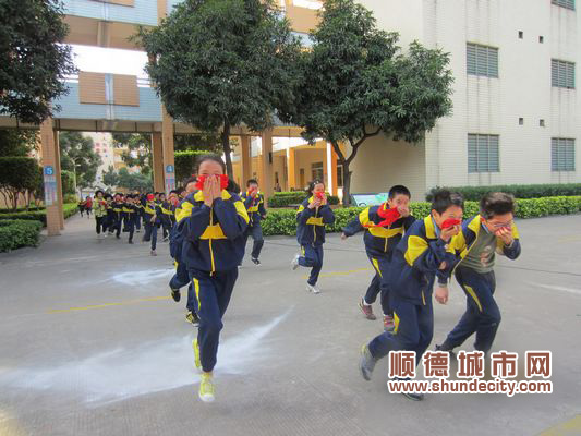 消防演練入學校，師生火海中逃生