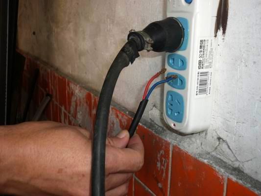 祼線直插電孔取電，電老虎隨時(shí)傷人