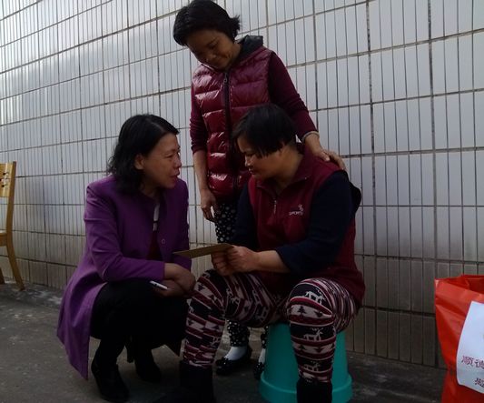 護(hù)工幫助下曬太陽，精神病患者感受溫暖