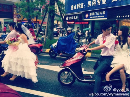 騎著電動車去結婚！