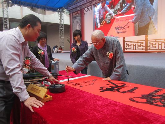 90歲高齡現場揮毫義賣，劉春草也給老人溫暖