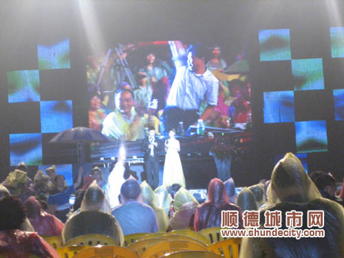 文明樂從風雨無阻，歡樂廣場群情飛揚