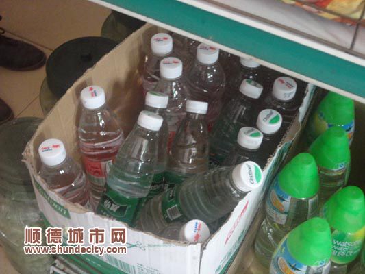 龍江：車(chē)站附近商店銷(xiāo)售假冒礦泉水