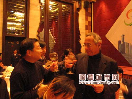 以色列施拉特公司簽約代表（右一）大贊順德美食 左一順德區科學