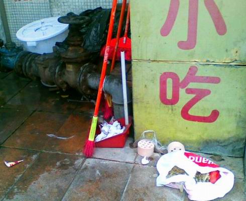 商鋪店主不“三包”，招牌當成“晾衣架”