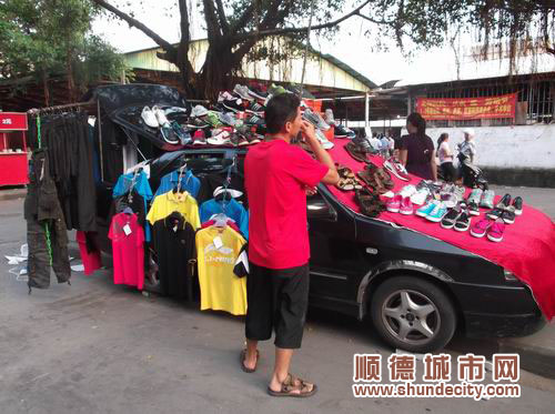 流動擺賣有新招，汽車當攤位現身龍江市場