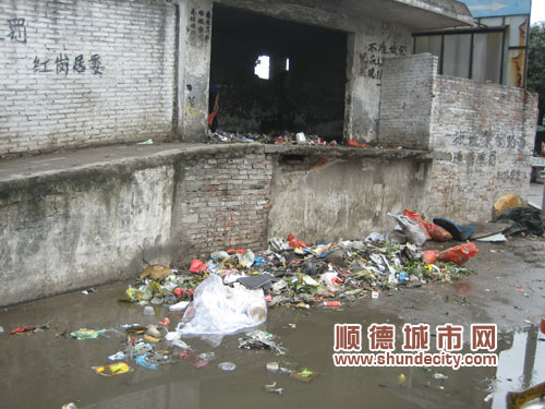 城市垃圾遍地“開花” 市民稱觸目驚心