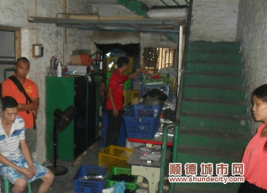 出租屋內有乾坤 竟“涌出”彪馬鞋！